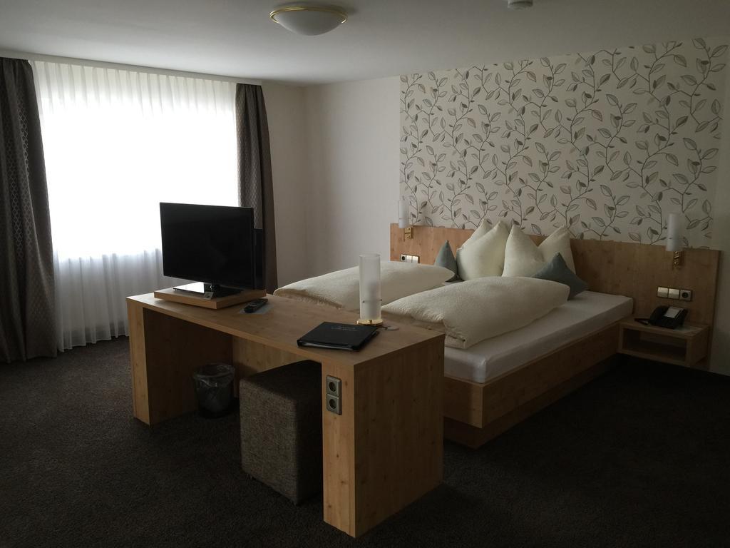 Hotel Zur Linde Lauf Экстерьер фото